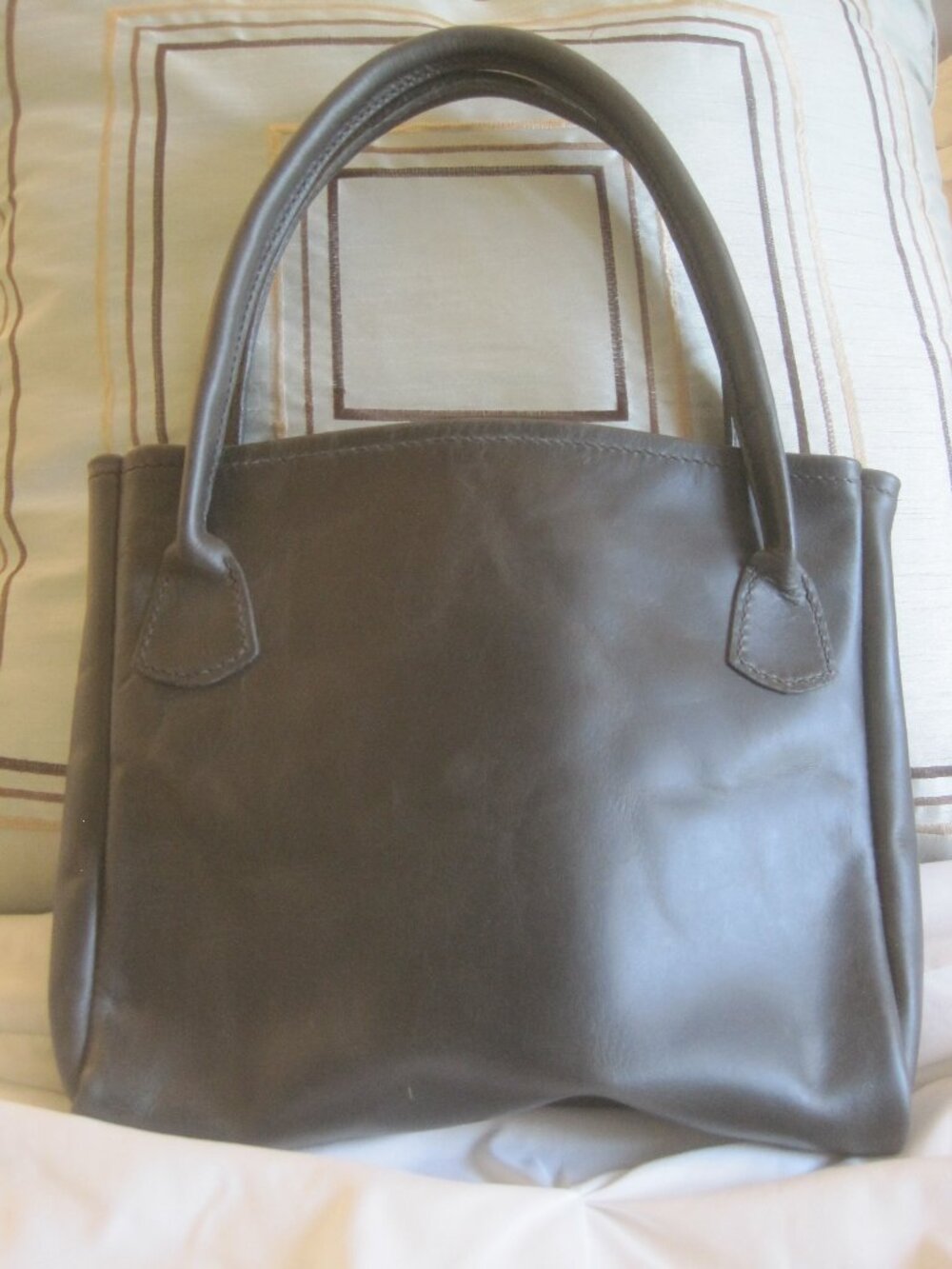 BLACK LEATHER HANDBAG TOTE